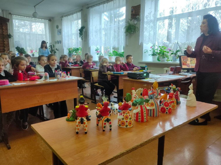 У нас в гостях Вичугский городской художественный музей. Выездная выставка "Дымковская игрушка"..